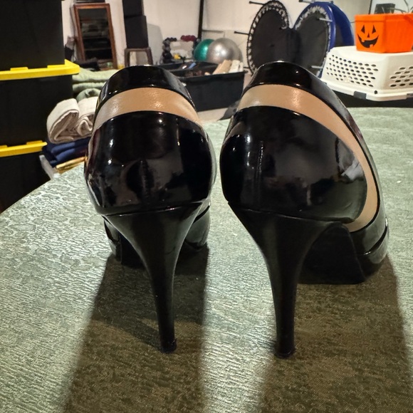Nine West- Black Patent Leather  and Tan Leather 4” heel - Picture 3 of 8